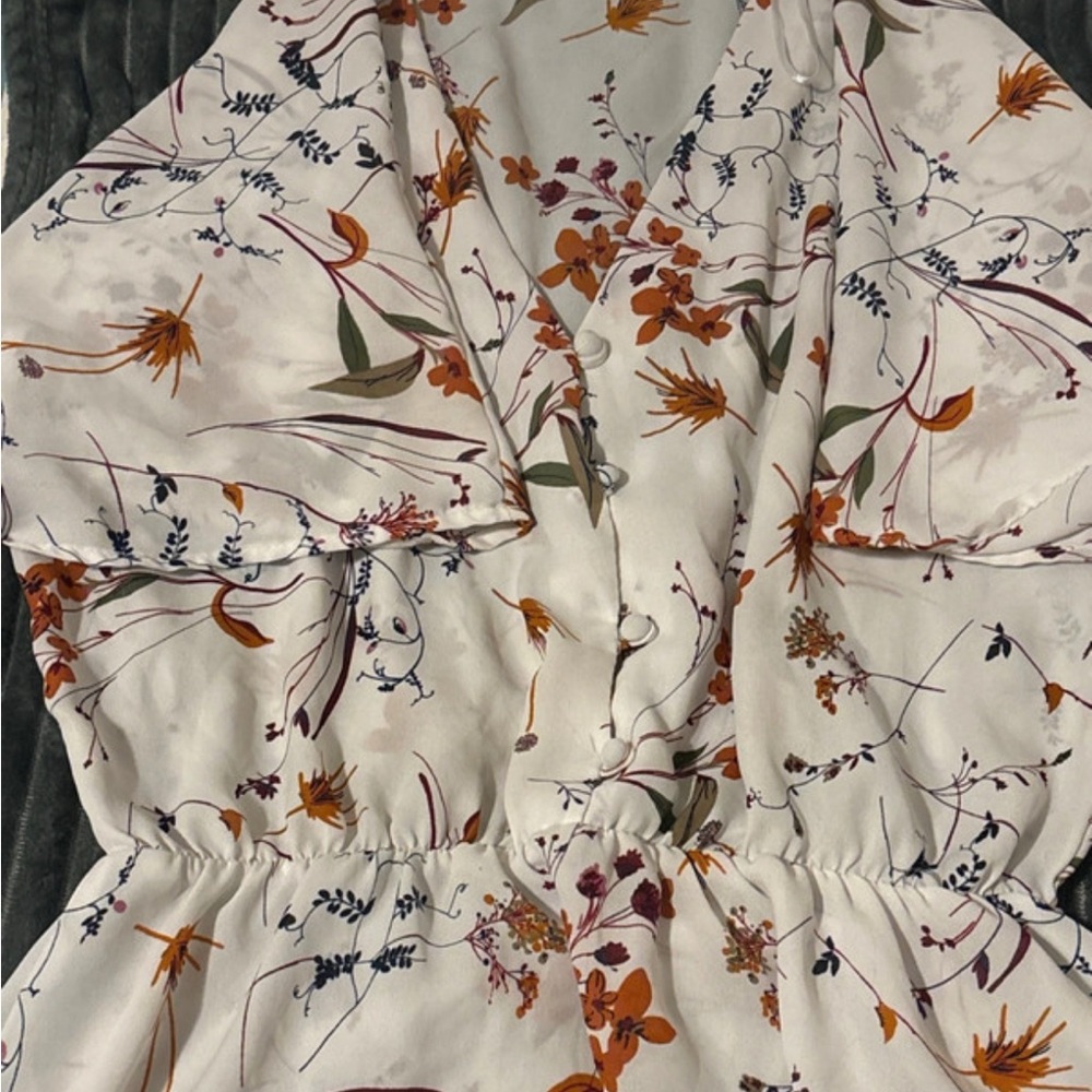 White top/blouse with flower design